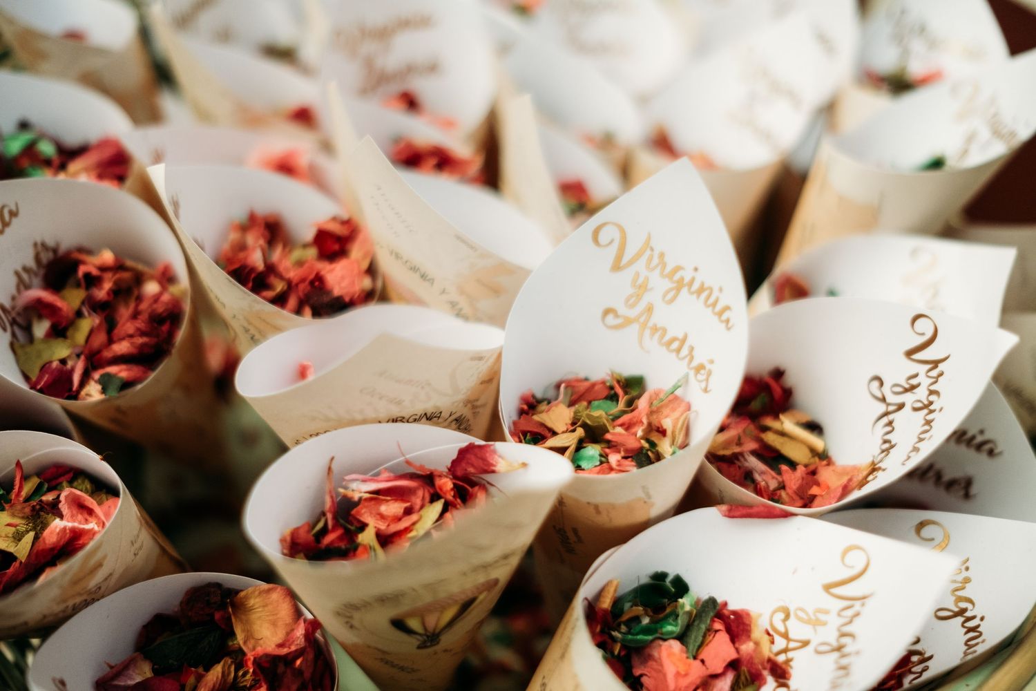 Pétalos de flores para la ceremonia civil en los jardines del Hotel 100% de Tarifa
