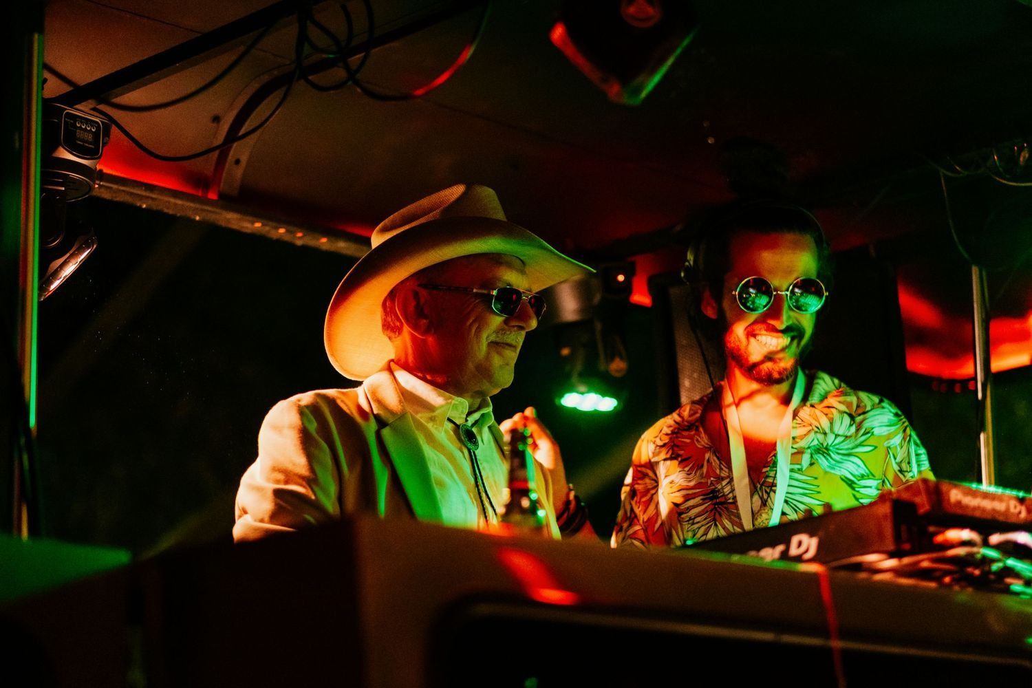 Padrino haciendo de DJ en la fiesta boda festival wakana lake luces neon y estilo cinematografico