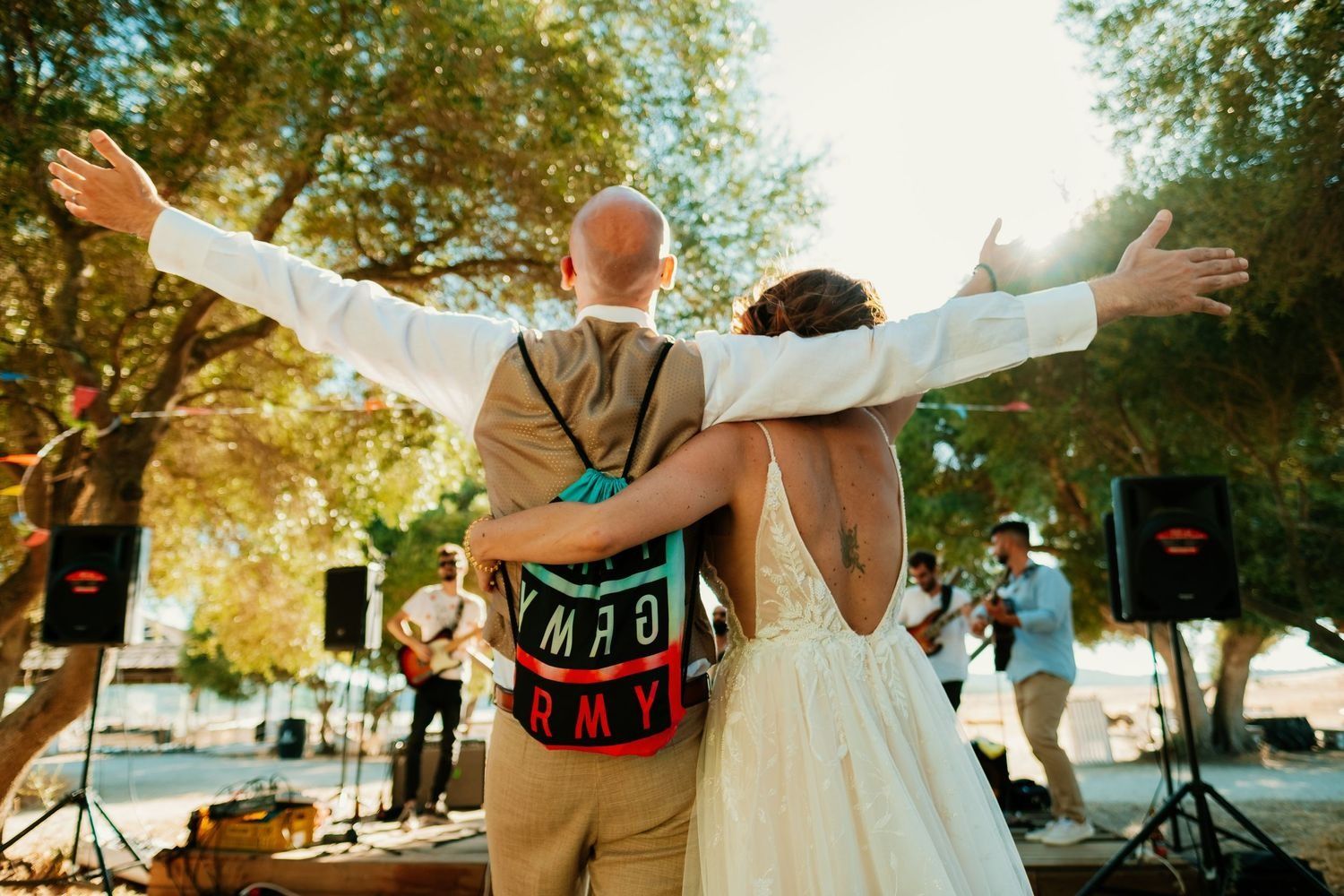 baile nupcial de lorena y adrian con estilo festivalero y mochila vintage en wakana lake fotografia documental de bodas