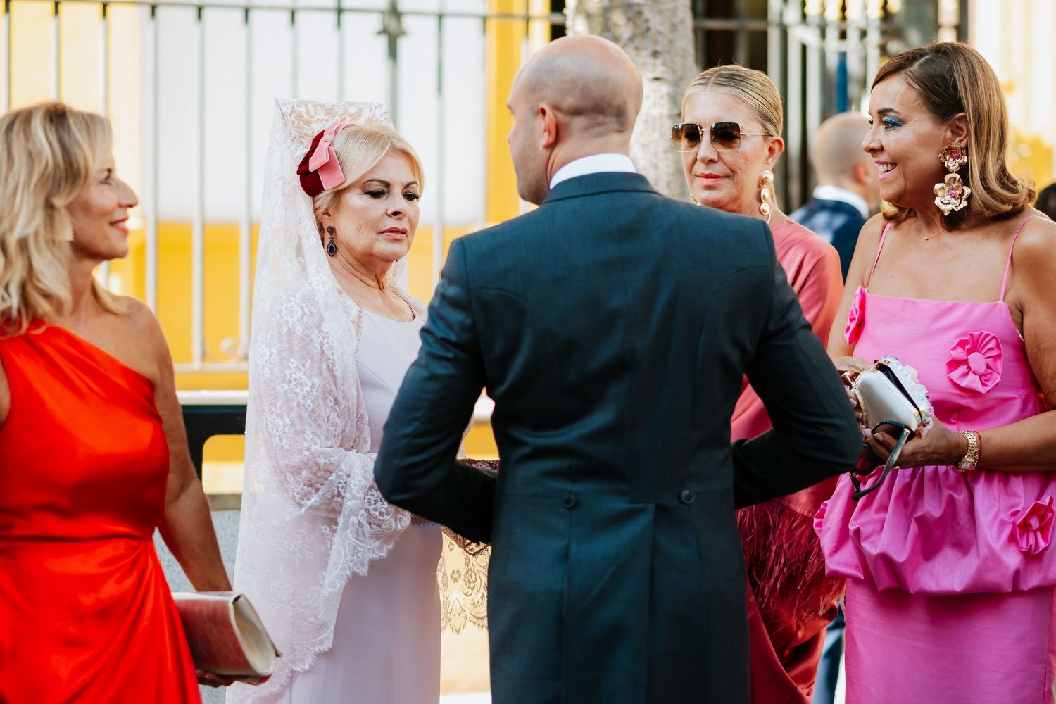 Entrada del novio al altar del Santuario con la madrina