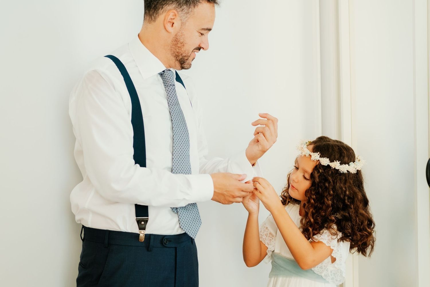 Detalle de las manos del novio y sus hijas entrelazadas