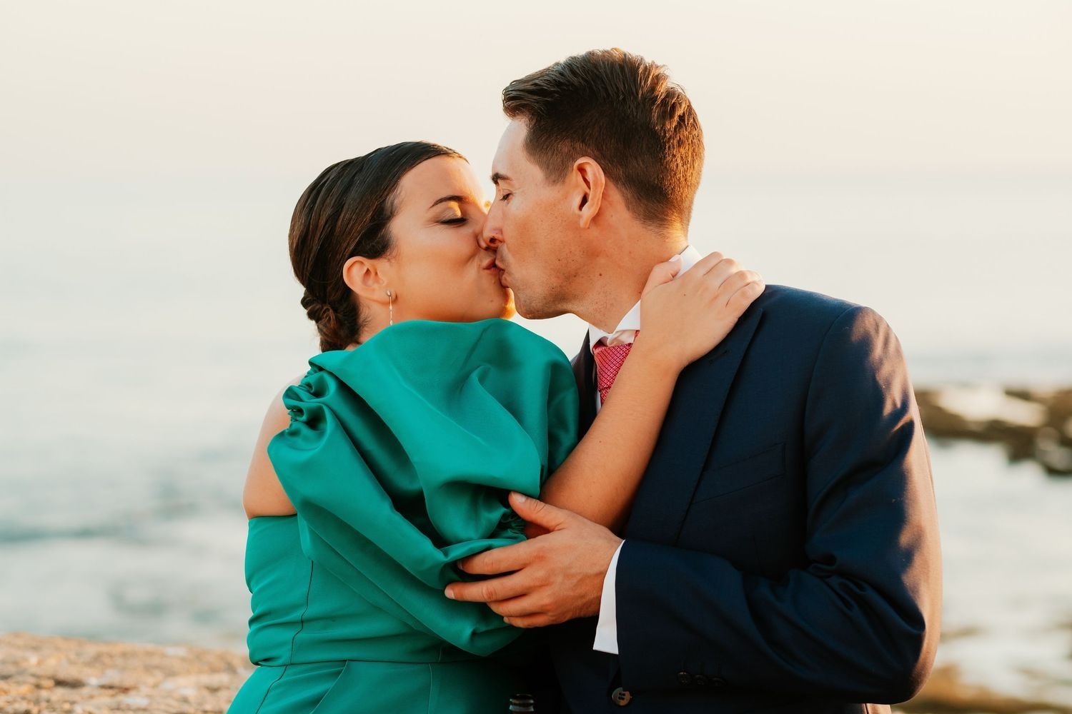 Invitados a la boda besándose