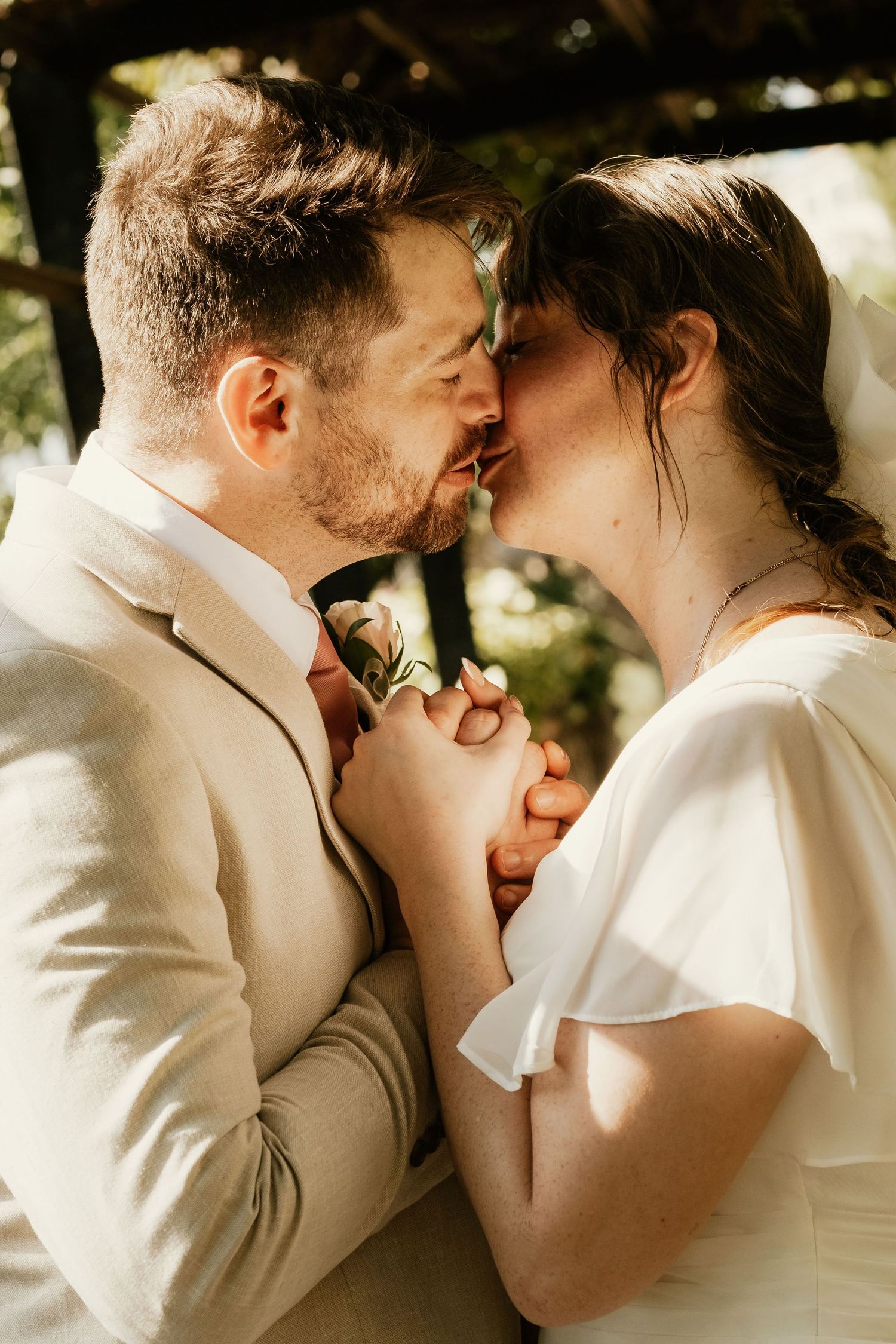 Fotografía de elopement con animales y entorno natural en Gibraltar, Roberto Pecino