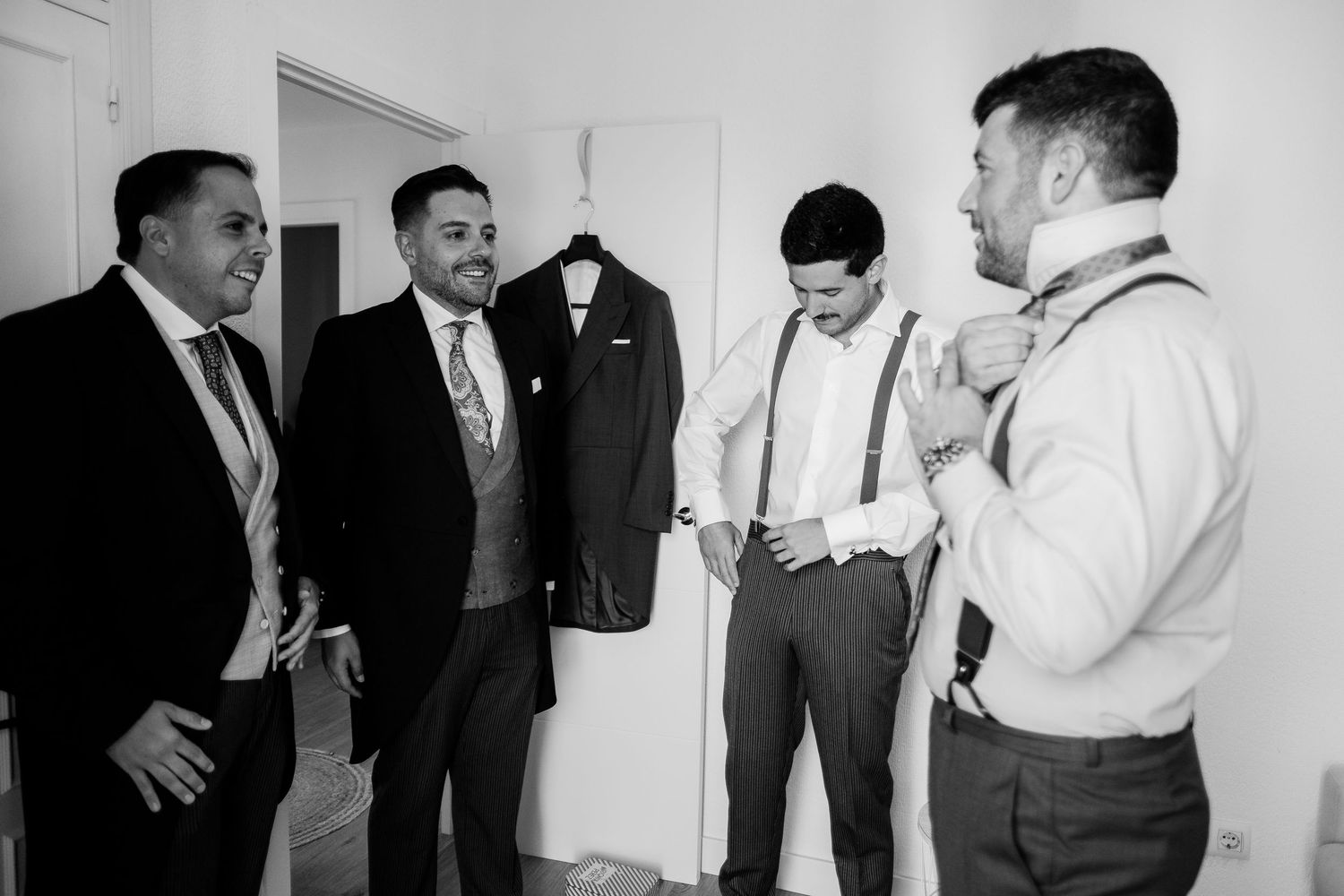 Gestos espontáneos y momentos de distensión de los amigos con el novio en Jerez, Juanfri, Roberto Pecino