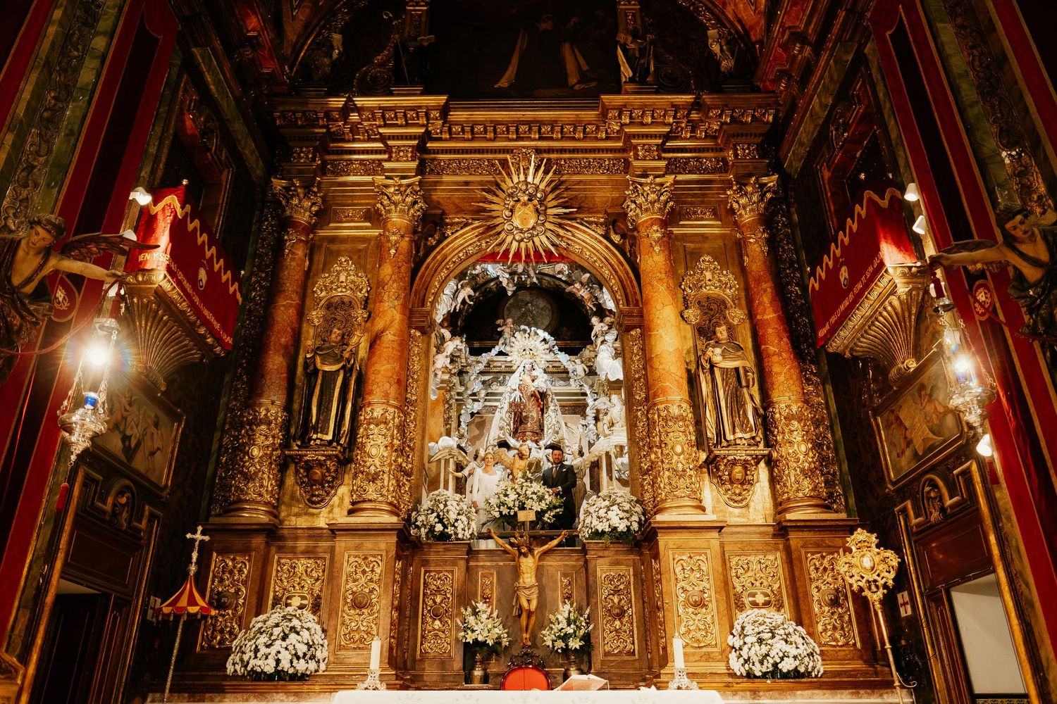 Estética editorial en la foto de recién casados bajo el retablo mayor de la Basílica del Carmen, Roberto Pecino Fotógrafo