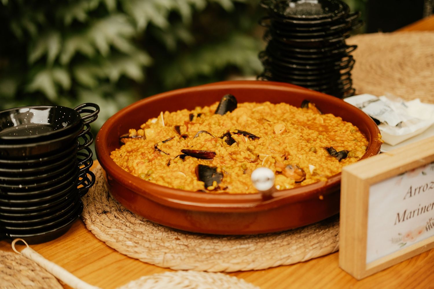 Paella servida en el coctel de la boda de Inma y Juanfri en los patios de Bodegas Sanchez Romate de Jerez, Catering Santa Brígida