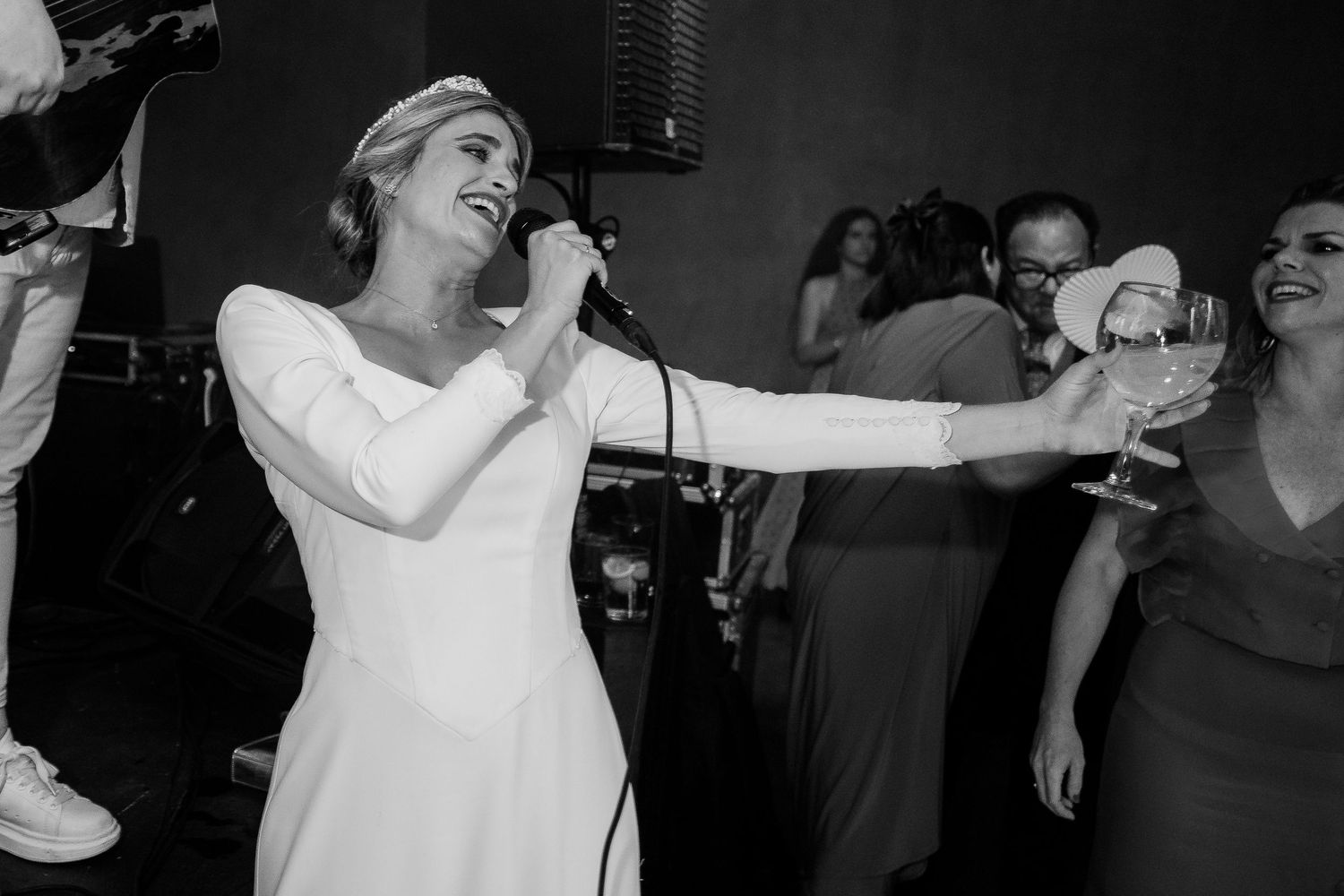 Captura documental de la novia cantando en el escenario y rodeada de invitados en Jerez, Inma y Juanfri, Roberto Pecino