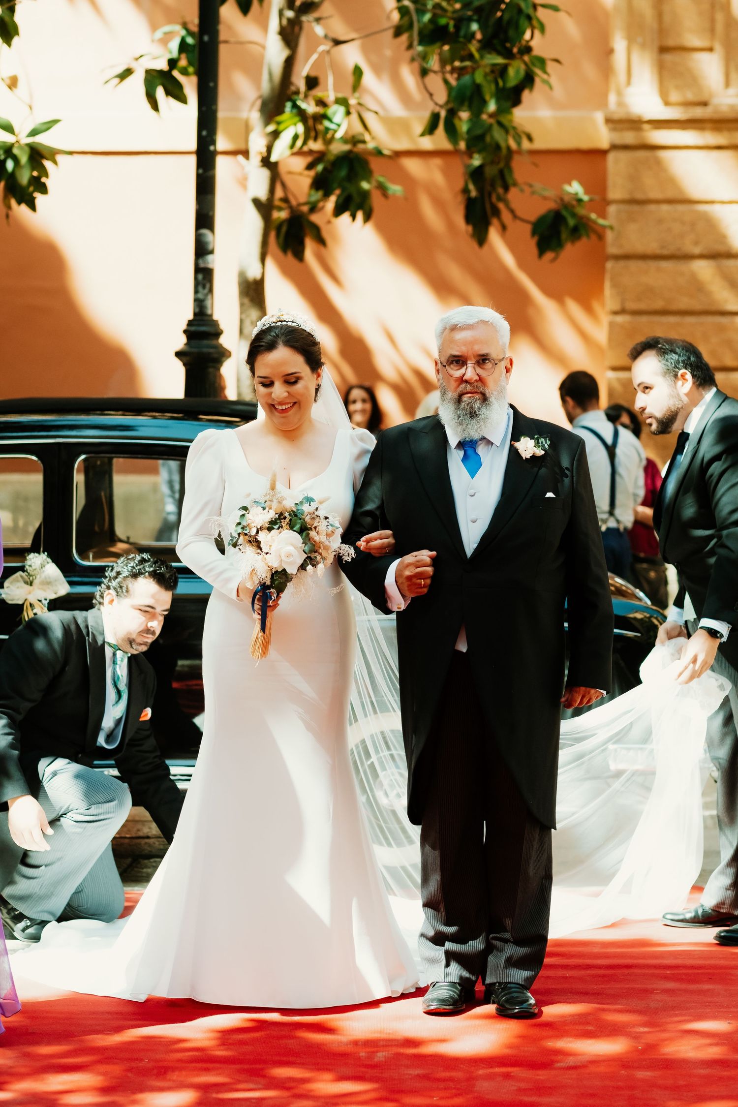 Entrada de Eli a la Catedral de Granada, fotógrafo de bodas en Granada capturando la emoción