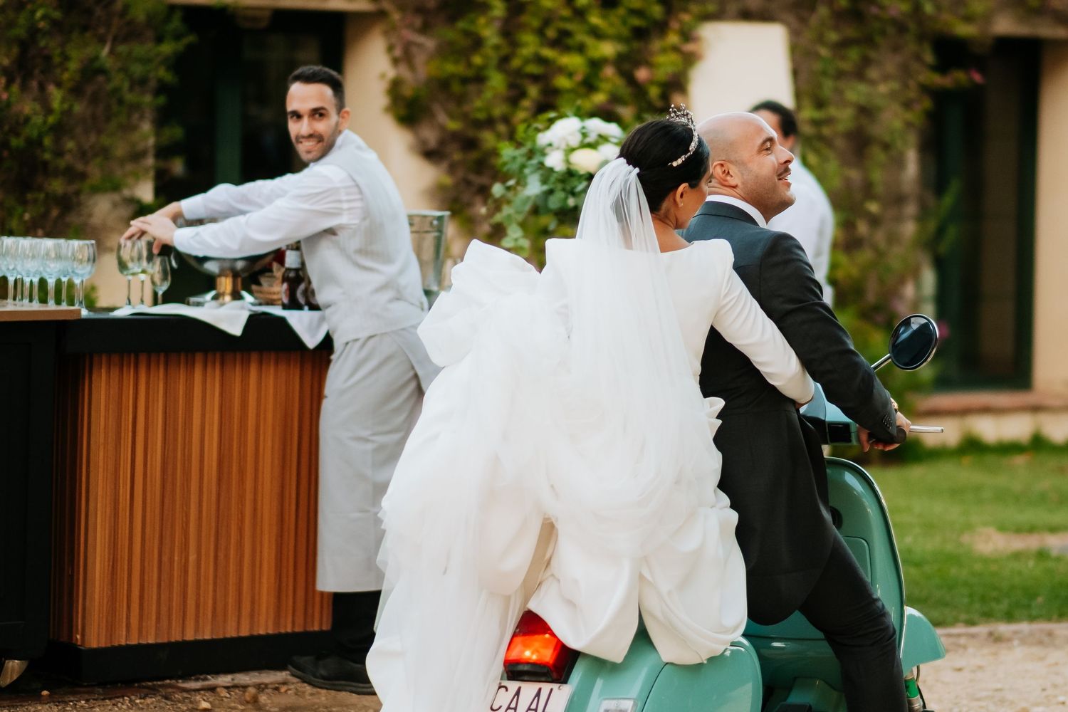 Llegada de los novios en Vespa en boda en Hacienda Almoguera