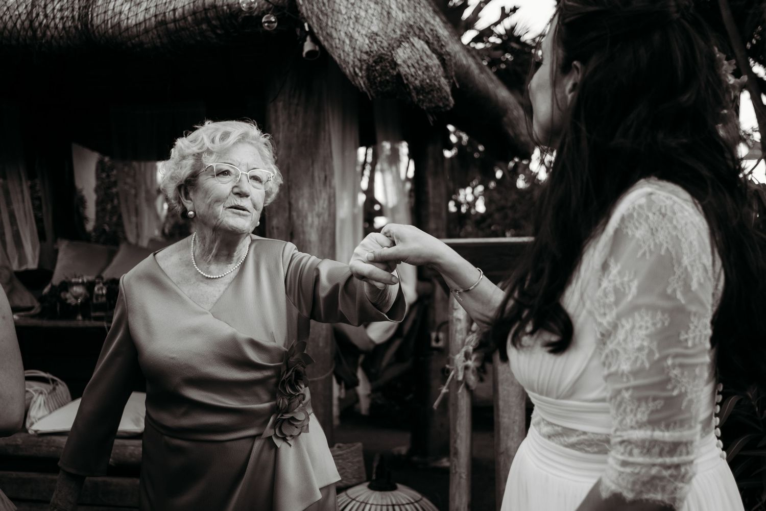 La abuela de la novia Miriam bailando, fotografia emotiva en blanco y negro