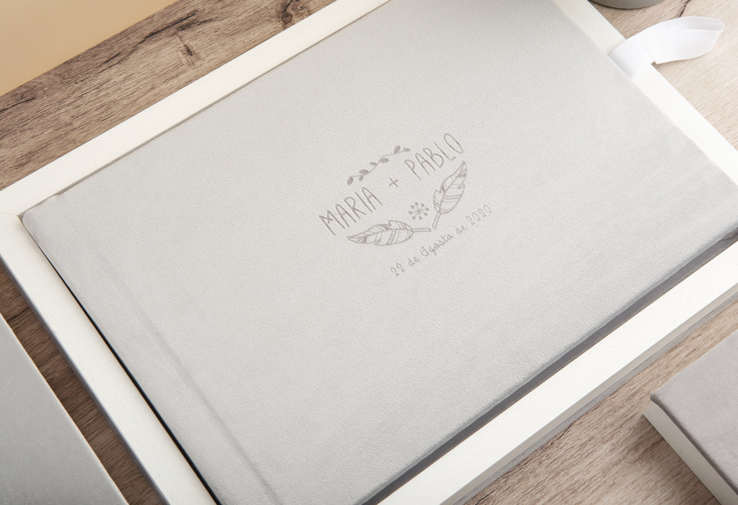 Diseño de álbum de boda minimalista abierto con fotografías documentales en blanco y negro, impresión calidad museo Fine Art