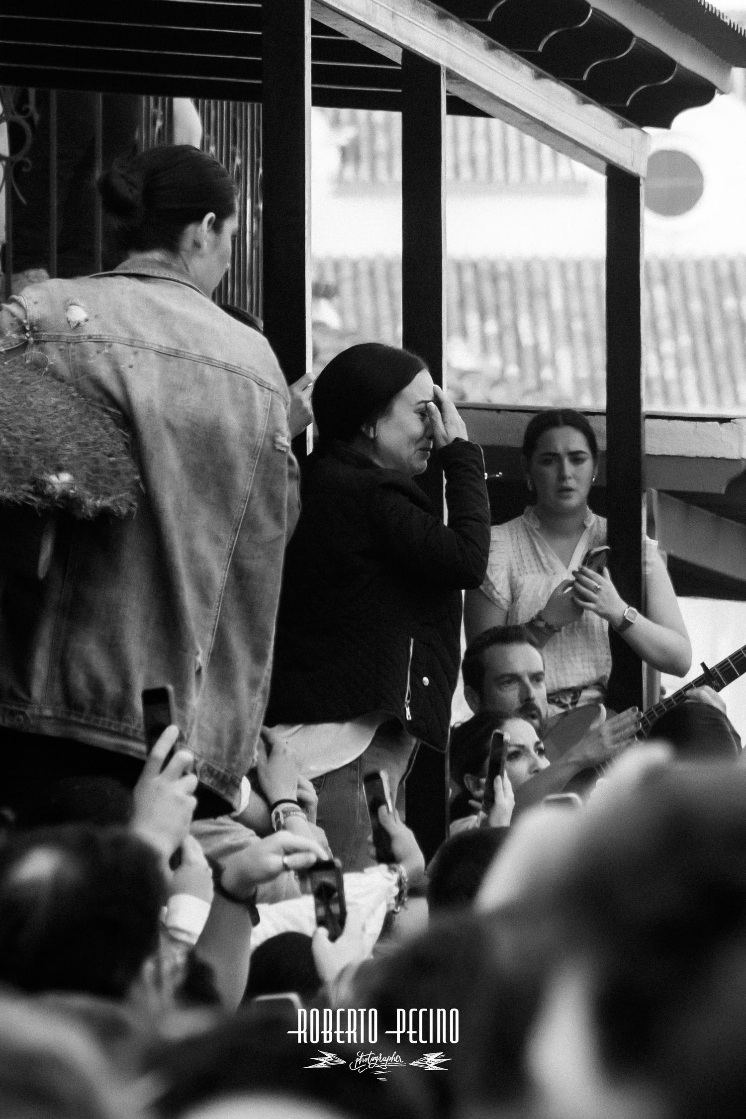 Fotografía artística de fervor popular en el Rocío 2026, rezos y cantos a la Virgen, estilo documental, Roberto Pecino