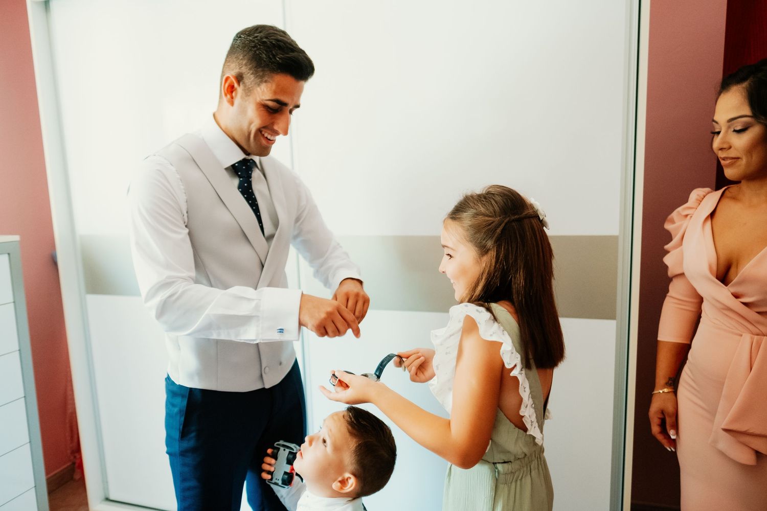 José y su sobrina durante los preparativos en la casa materna