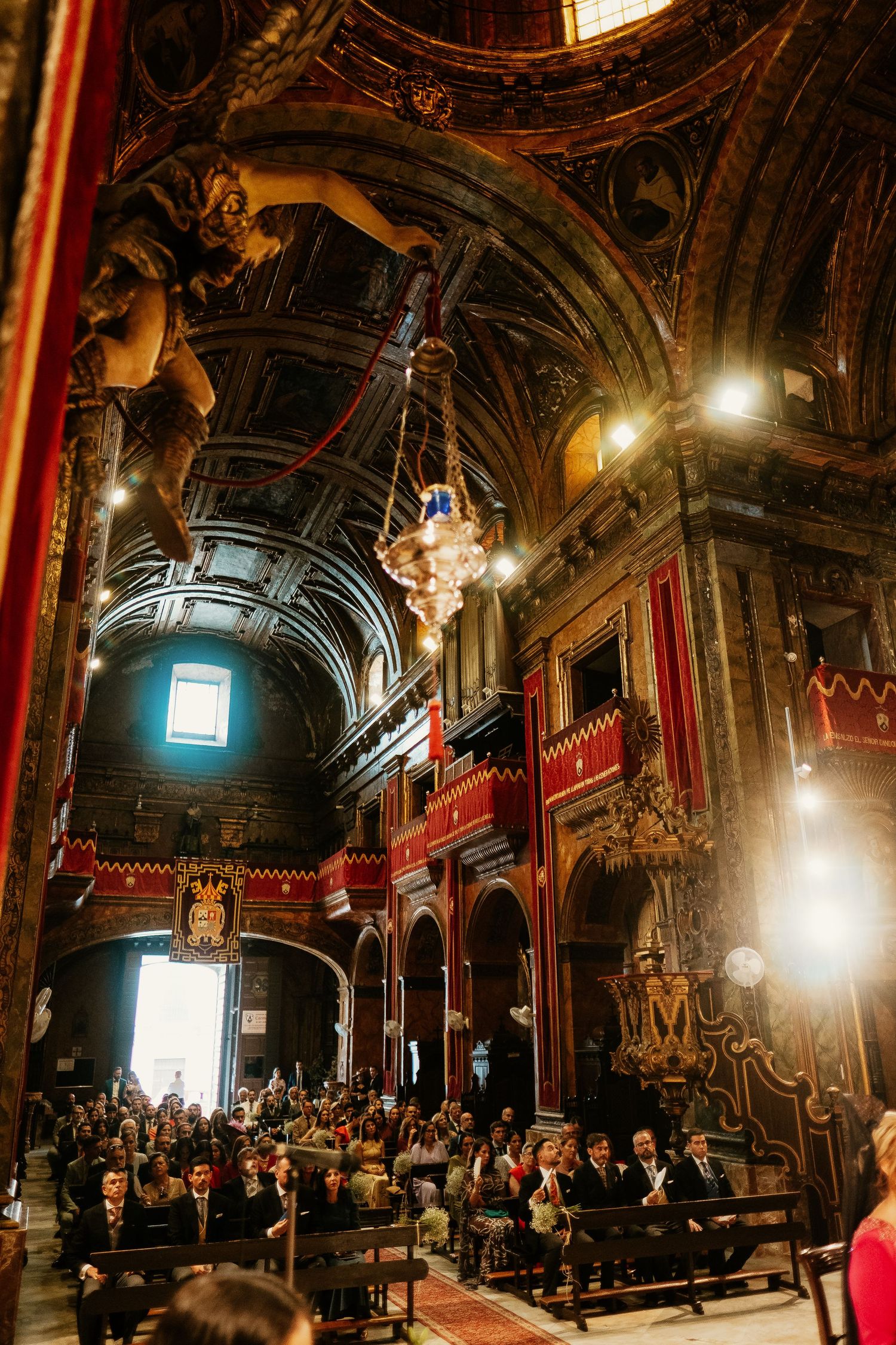 Perspectiva editorial de las naves y la grandiosidad del interior de la Basílica del Carmen, Roberto Pecino