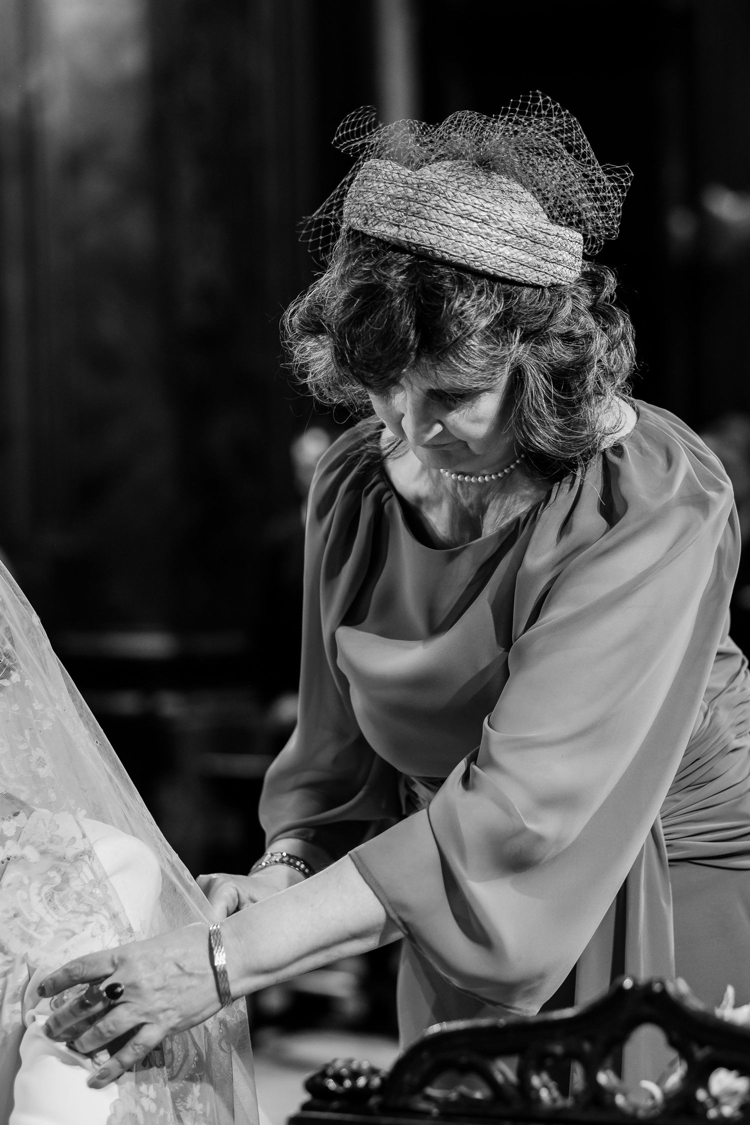 Fotografía de boda en blanco y negro en la Basílica del Carmen Jerez, retrato editorial de la madre de la novia y mantilla sobre los homb