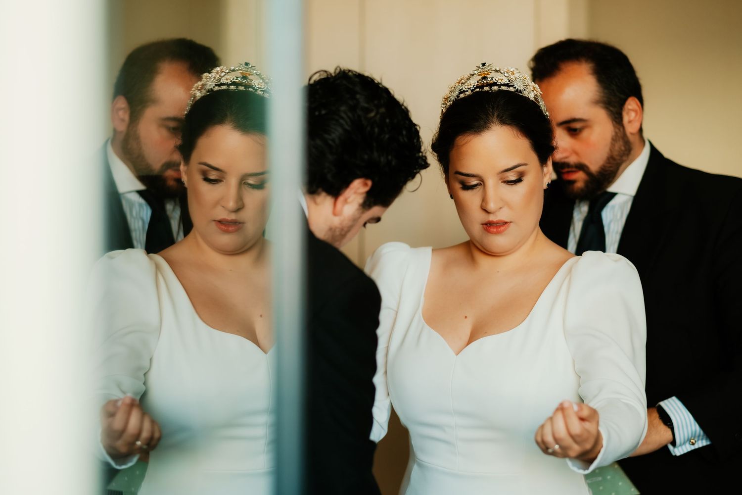 Eli en los preparativos de su boda ajustandose su vestido de Pronovias en Granada