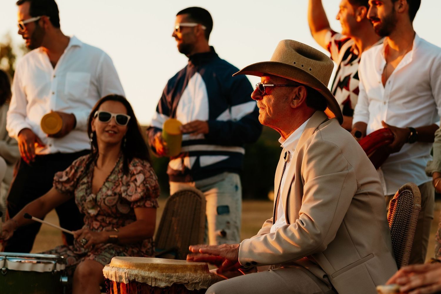 El padrino participando en el ritual oda al sol con tambores en wakana lake cadiz fotografia de bodas espiritual y autentica