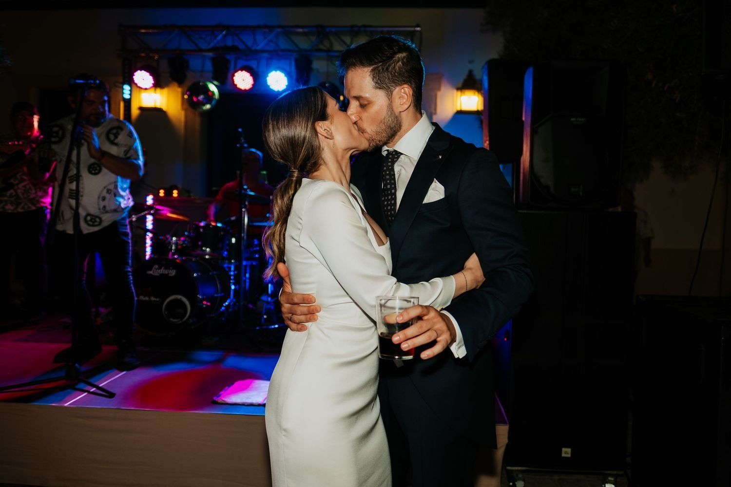 Foto final de los novios besándose durante la fiesta