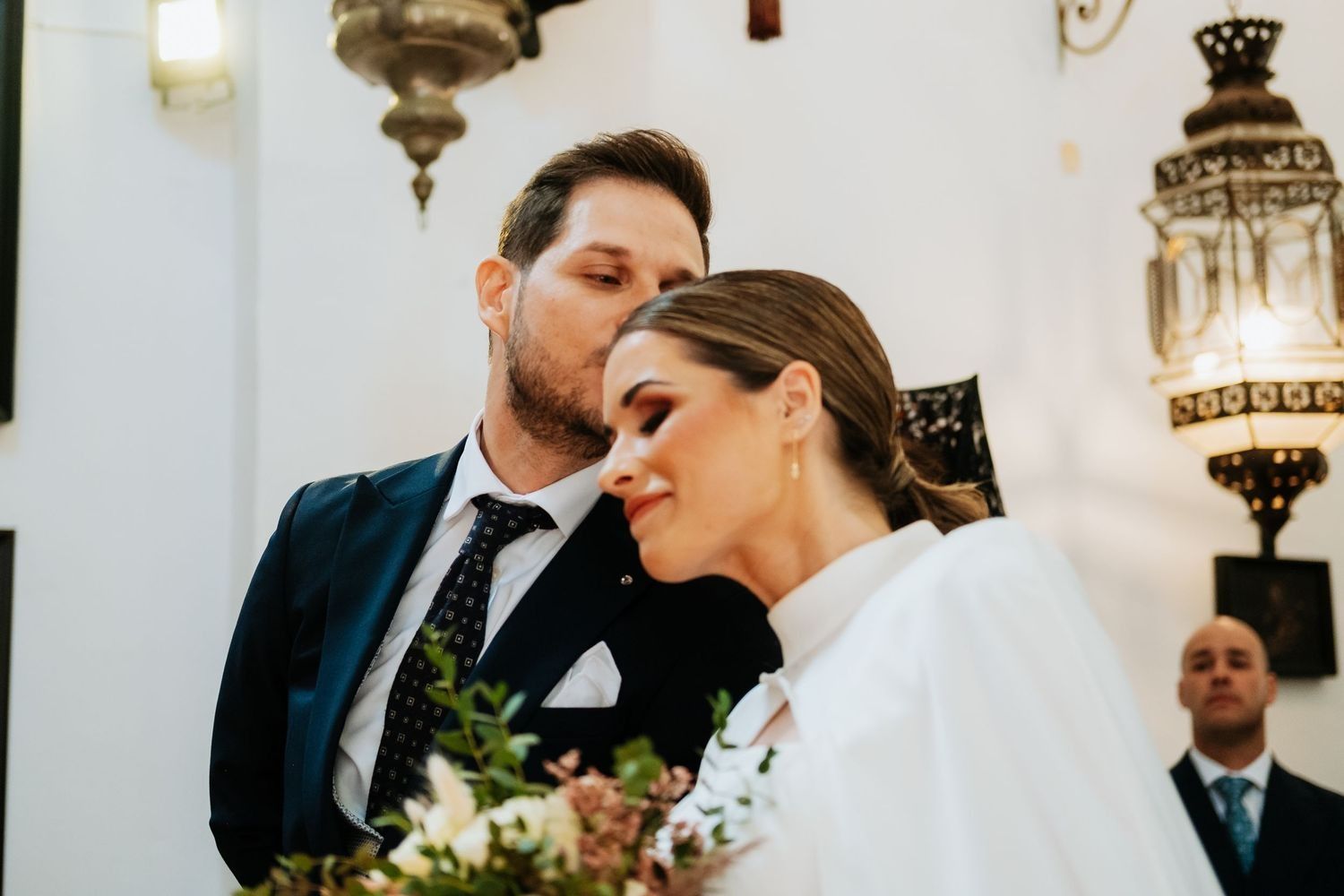Momento emotivo de la boda religiosa en la Almoraima, Fotografo documental de boda Roberto Pecino