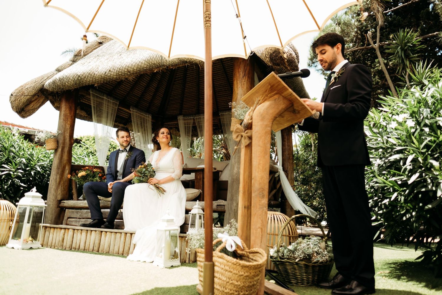 Lectura del oficiante de la boda en Tarifa