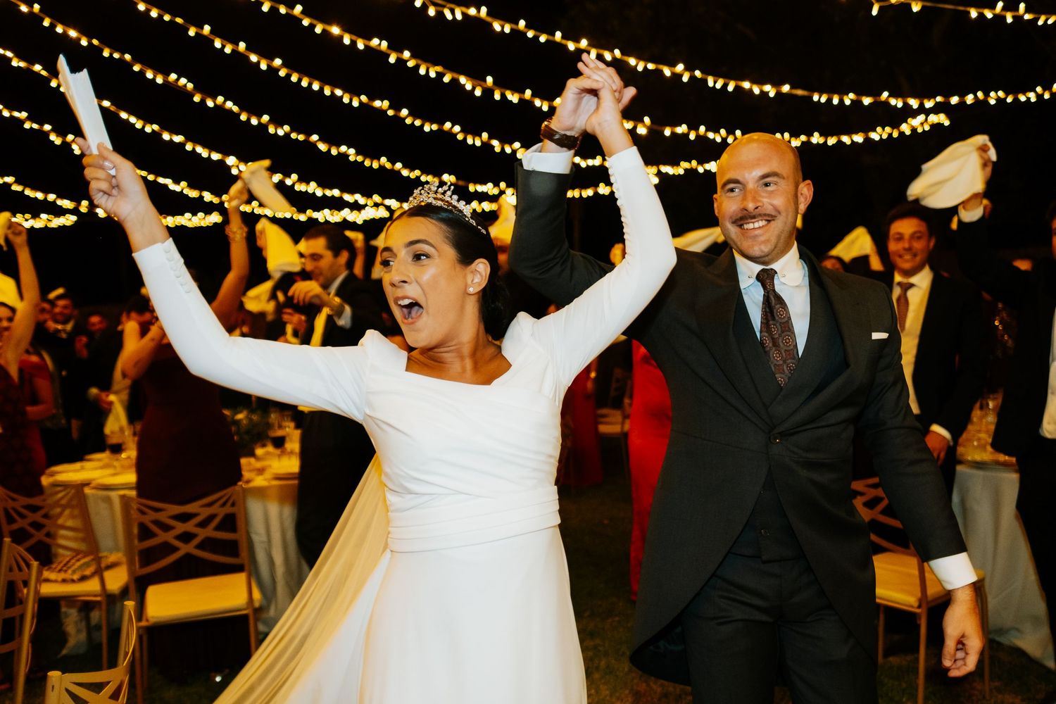 Entrada de los novios a la cena con bengalas y música