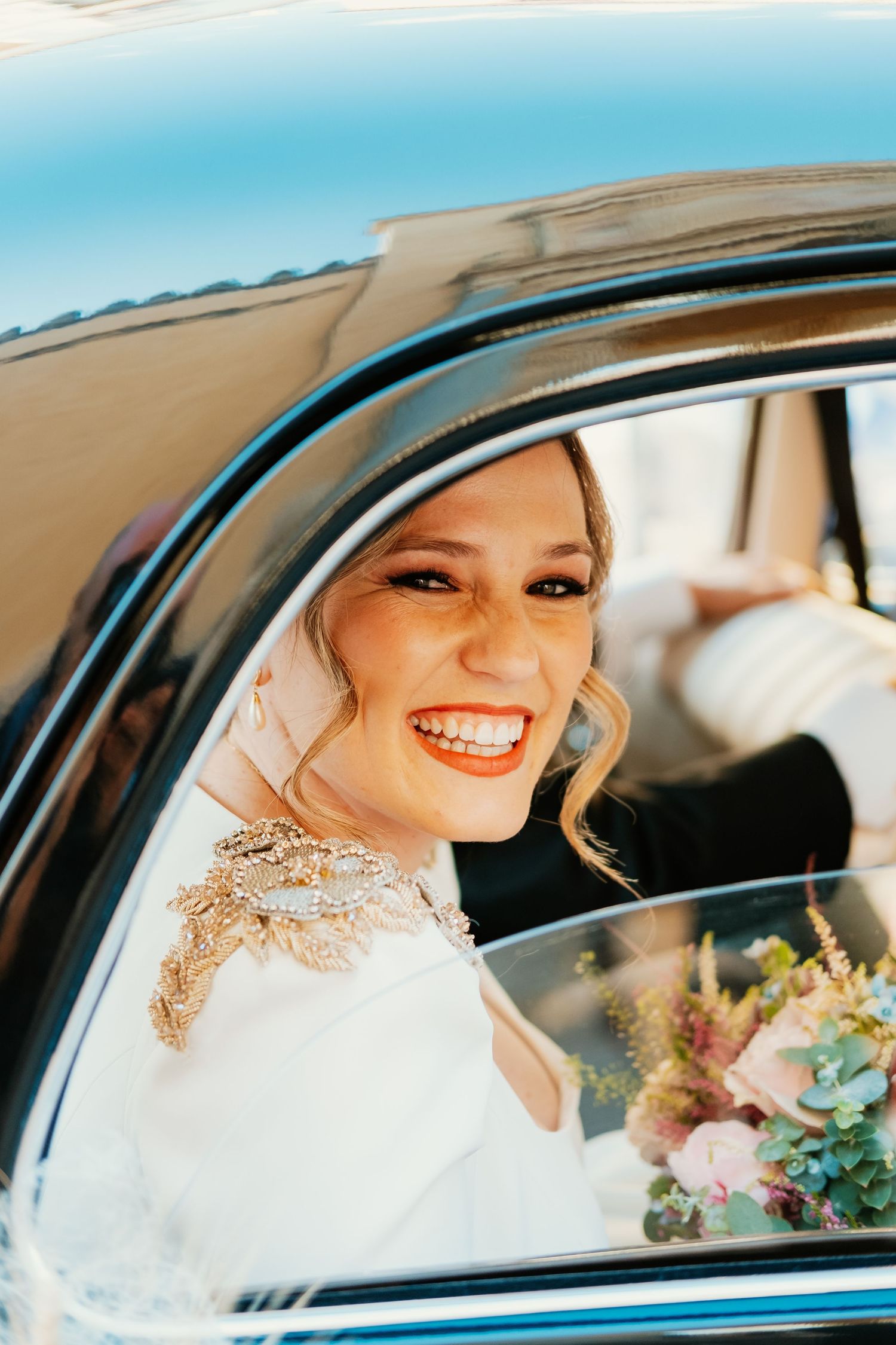 Llegada en coche nupcial de la novia a la Mezquita-Catedral de Córdoba, ceremonia religiosa solemne con vestido de Franc Sarabia