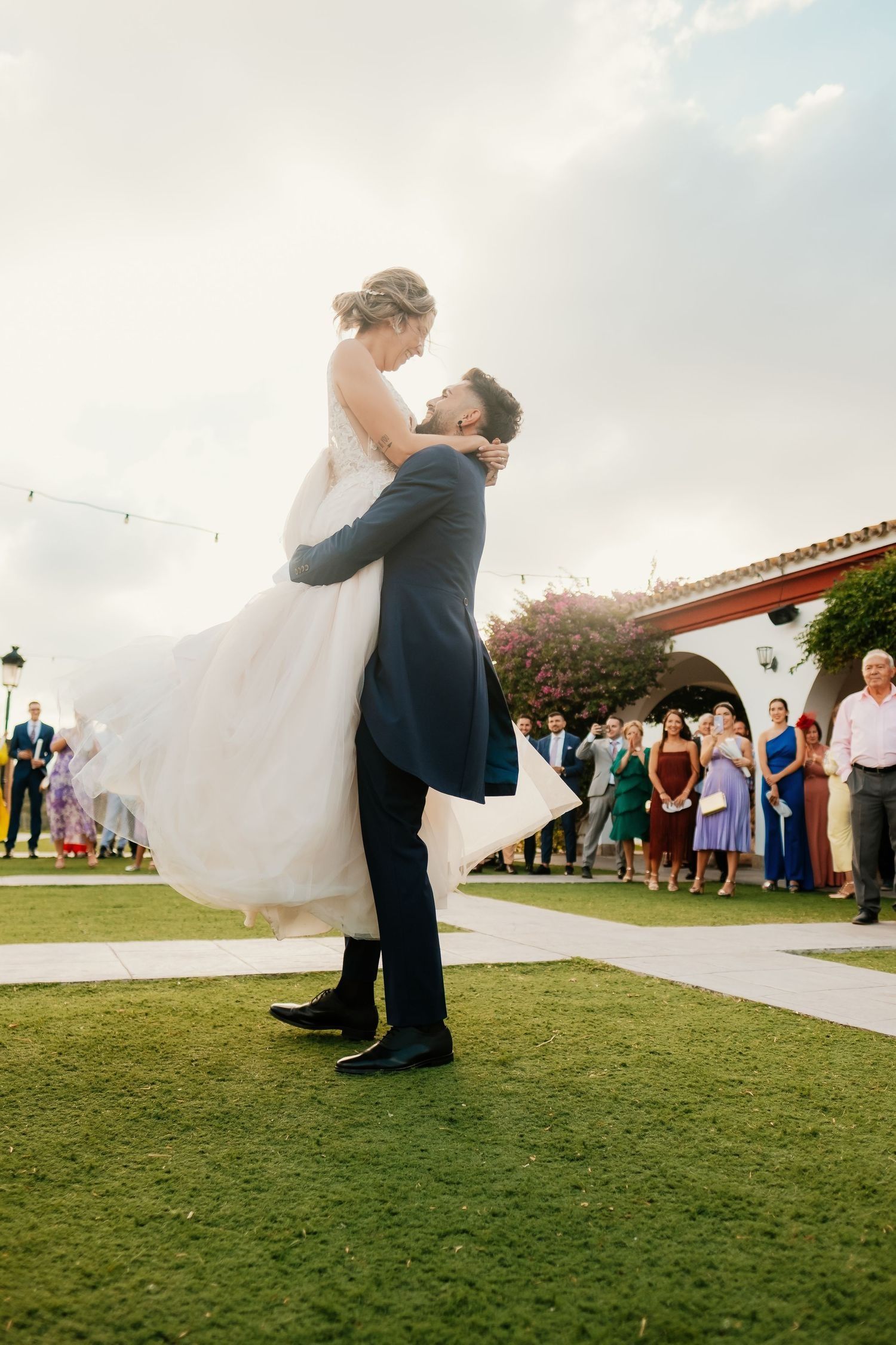 El baile de los novios al aire libre en Soto de Roma, Los Barrios