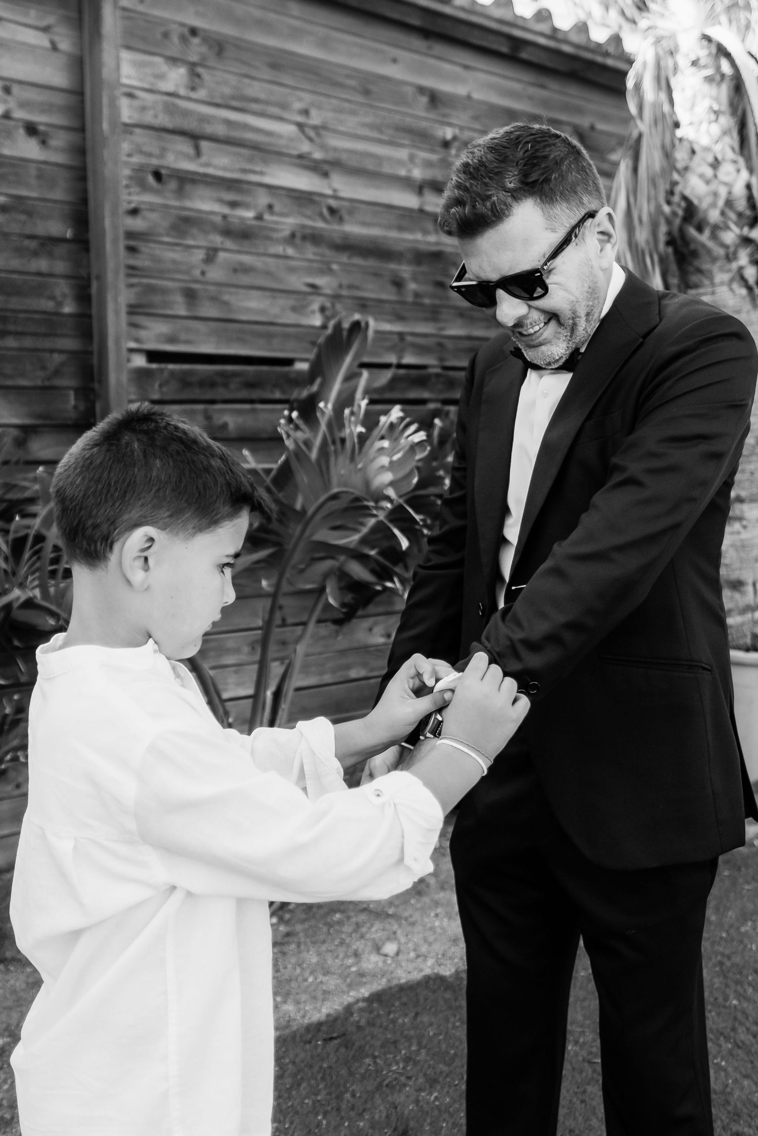 Retrato de complicidad natural entre Lucas y su padre durante la sorpresa en blanco y negro Sajorami Beach Roberto Pecino