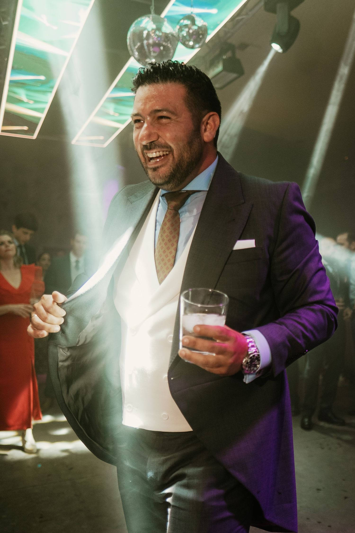 Narrativa honesta en el baile de bodas en Bodega Sánchez Romate, Inmaculada y Juanfri, Roberto Pecino Fotógrafo