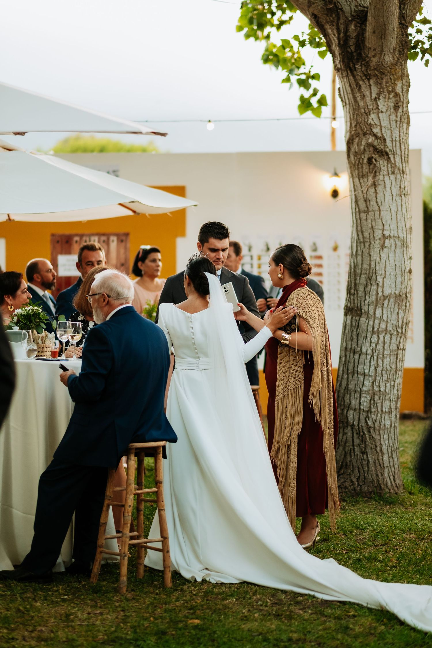 Invitados disfrutando del cóctel de boda en Hacienda Amoguera, Roberto Pecino fotografo