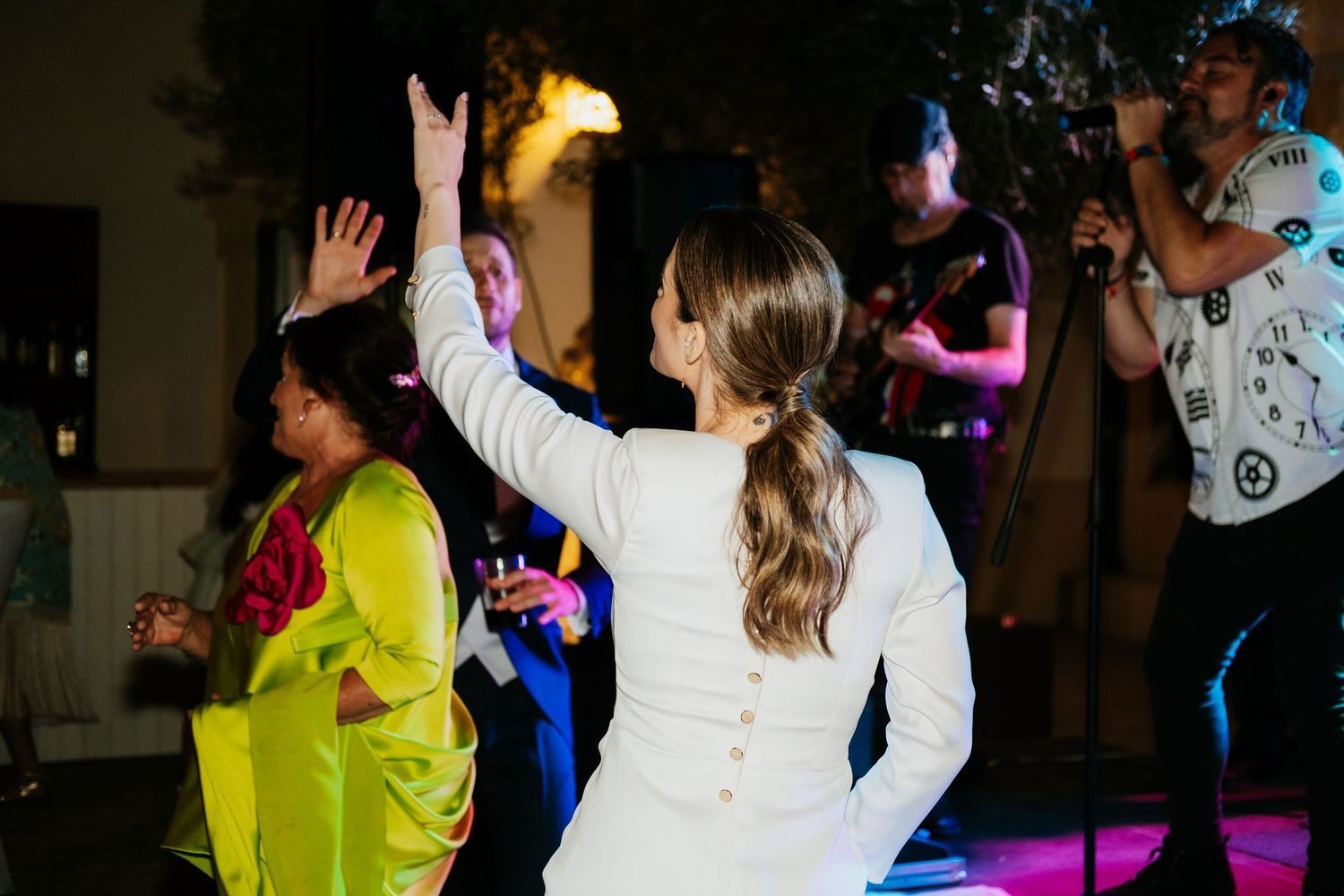 Fiesta de boda divertida con barra libre en el exterior