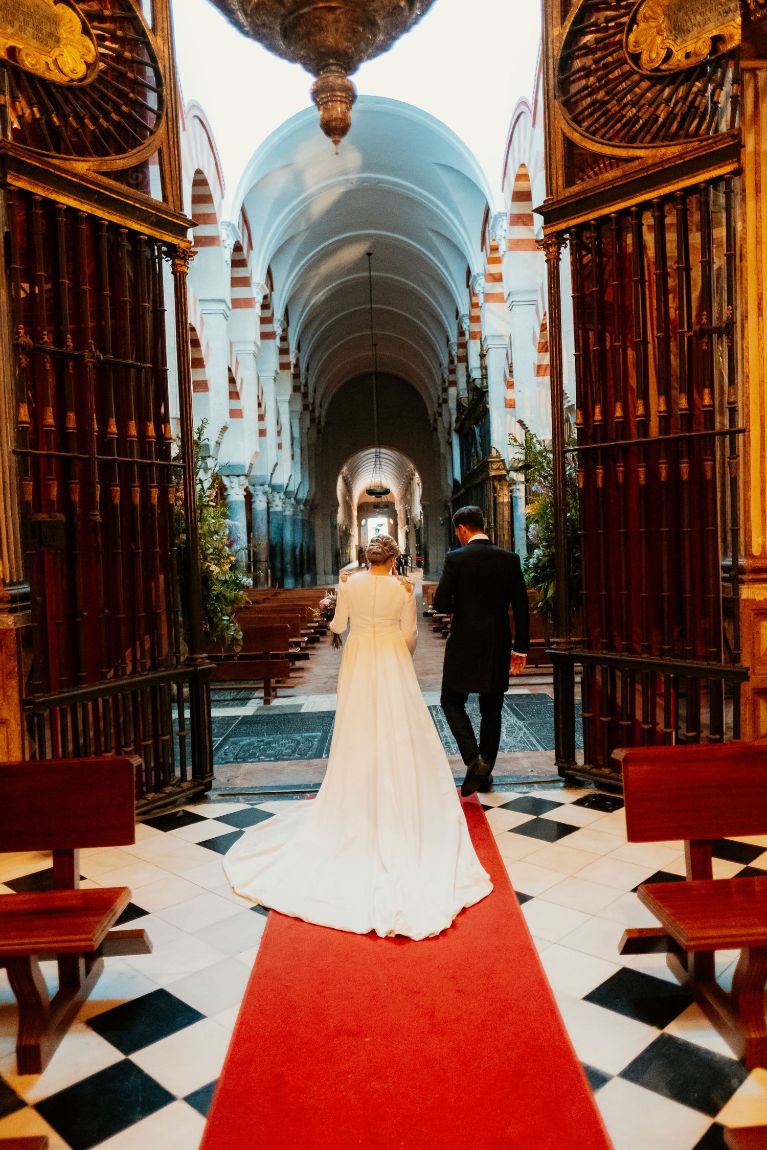 Novios saliendo de la capilla de la Mezquita, boda documental en Andalucía