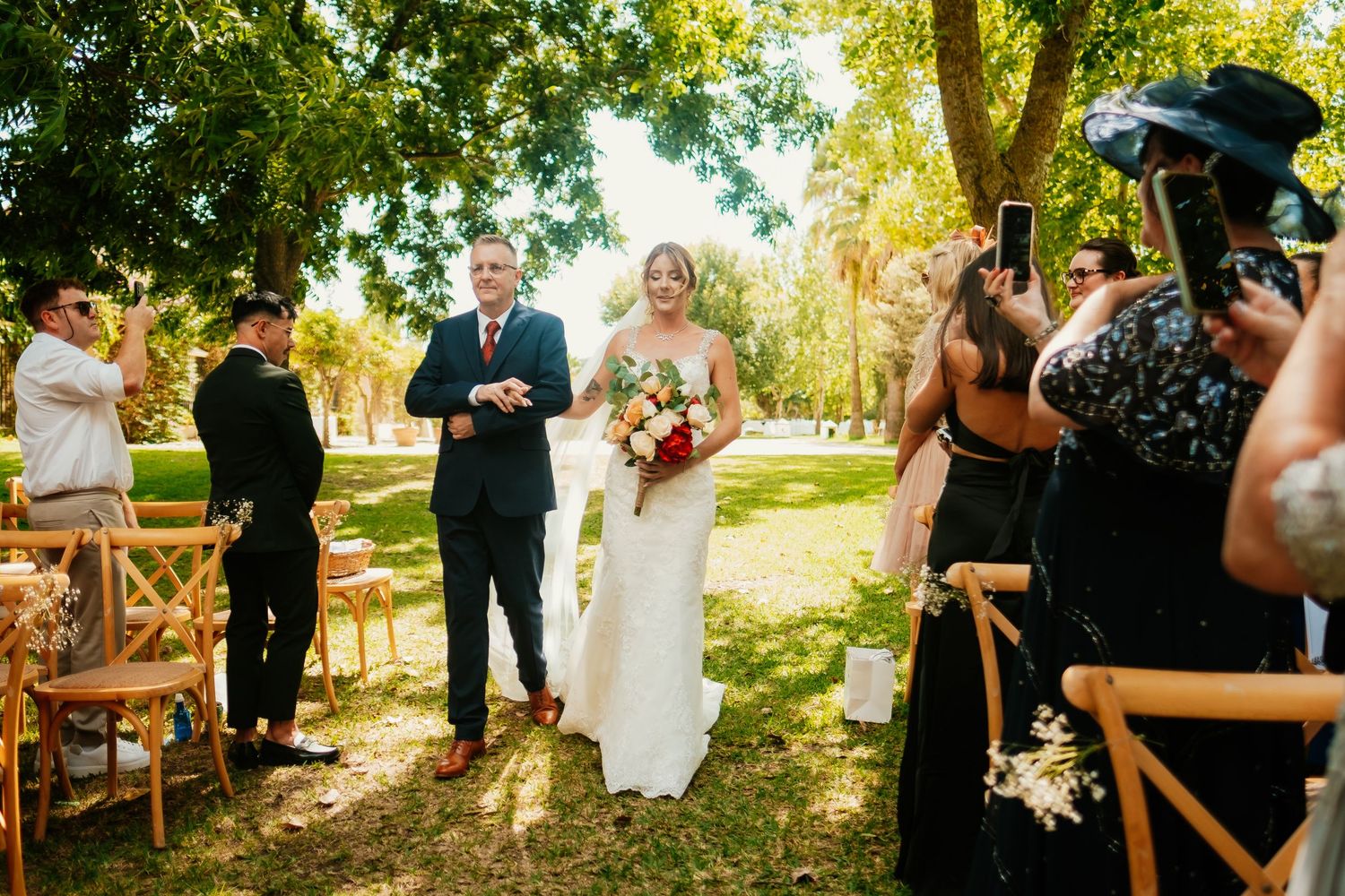 Novia llegando al altar en boda civil militar en Almoguera