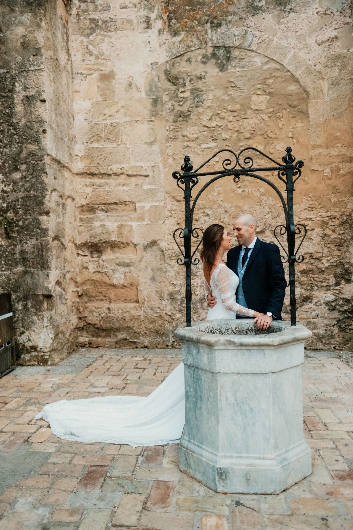 foto de los novios junto al pozo de la iglesia principal de Vejer