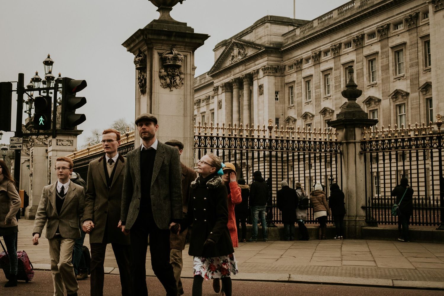 Fotografía documental y estética editorial, familia inglesa frente a Buckingham Palace, Roberto Pecino Fotógrafo