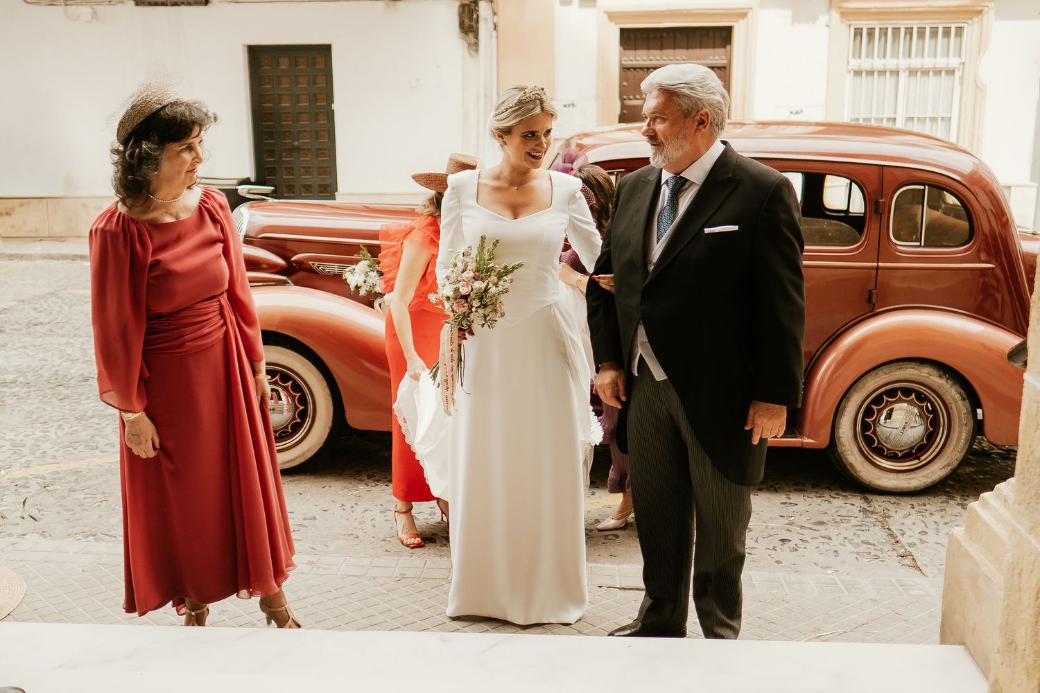 Narrativa honesta en las miradas entre padre e hija a las puertas de la Basílica del Carmen, Roberto Pecino
