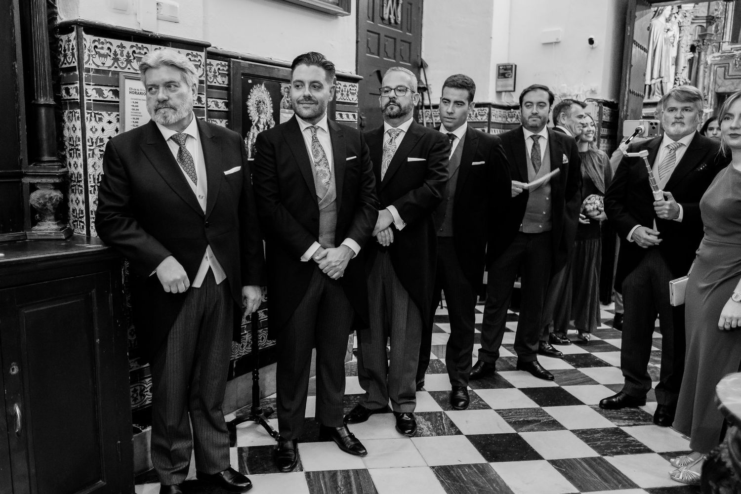 Los testigos de boda firmando el acta matrimonial bajo las arquerías históricas de la sacristía en Jerez, Inma y Juanfri, Roberto Pecino