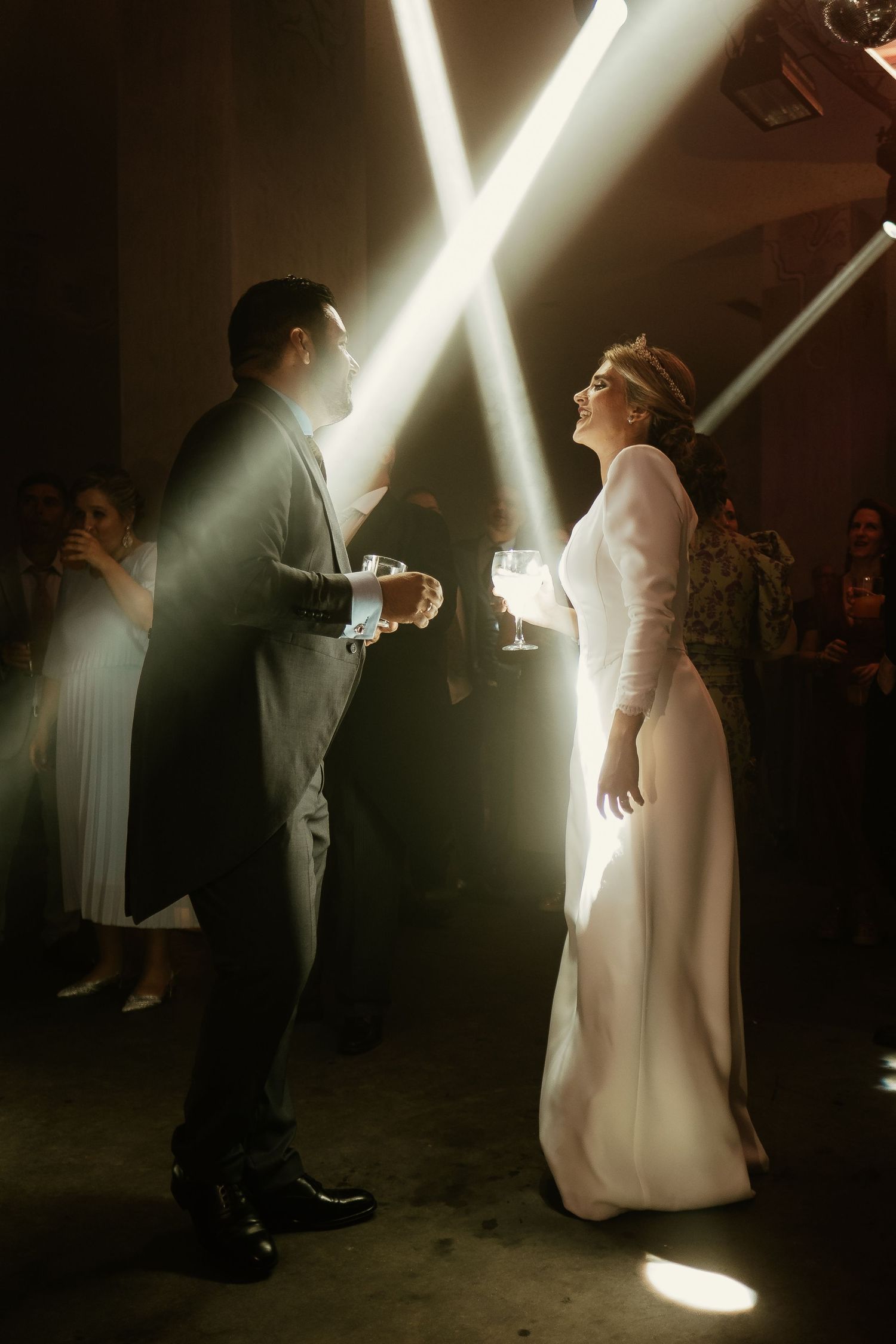 Novios bailando abrazados bajo la luz de fiesta en Jerez de la Frontera, Inma y Juanfri, Roberto Pecino Fotógrafo
