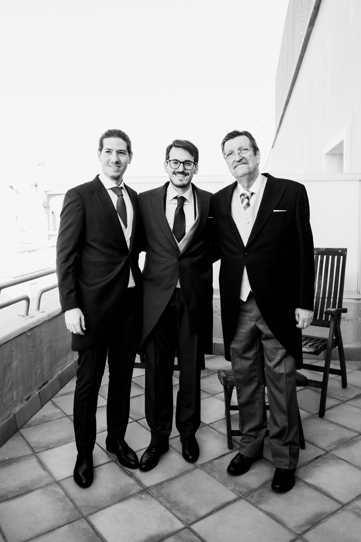 Retrato del novio con invitados
