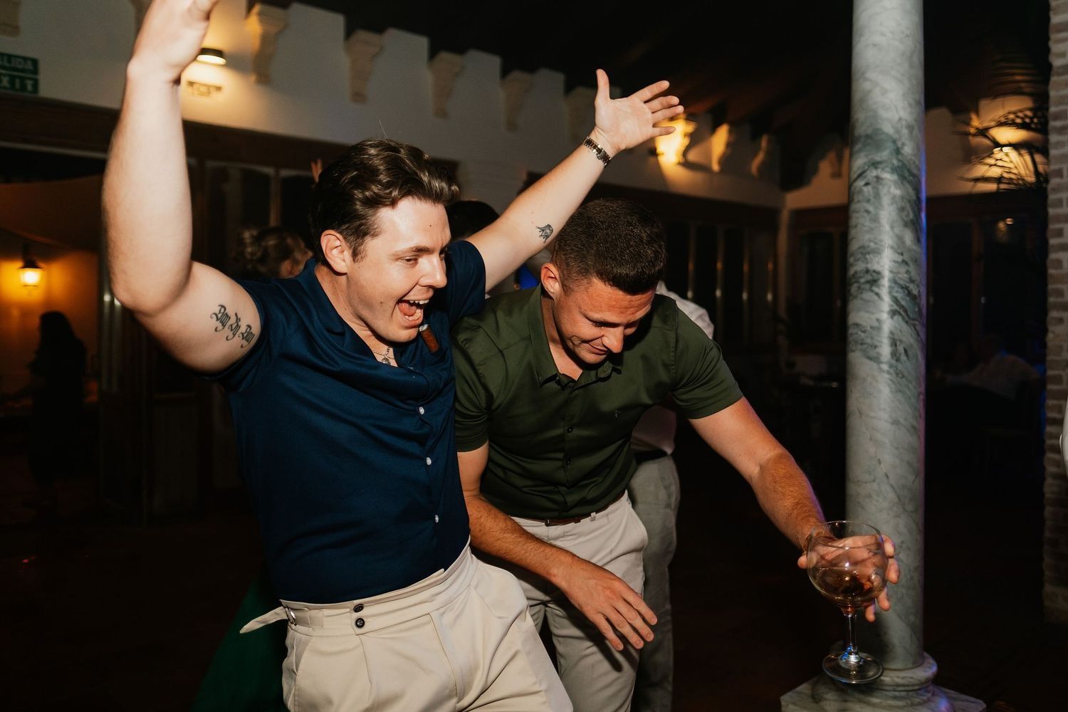 Momentos divertidos y espontáneos de los invitados bailando en el monasterio