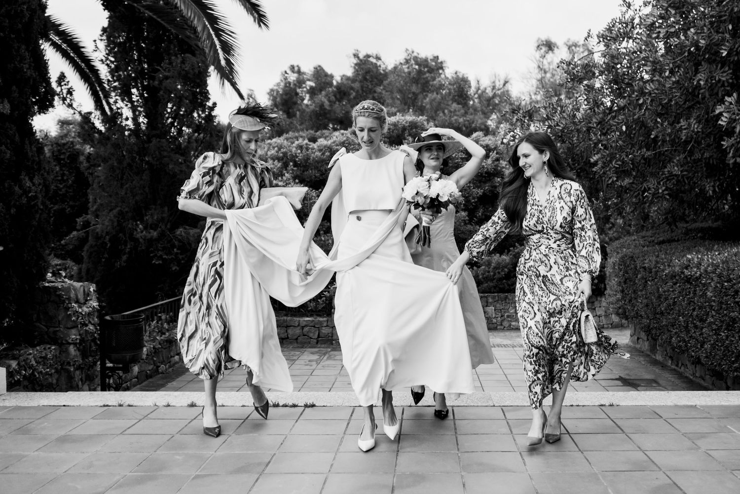 Fotógrafo de bodas en Sotogrande Roberto Pecino capturando la luz de la Parroquia de la Merced