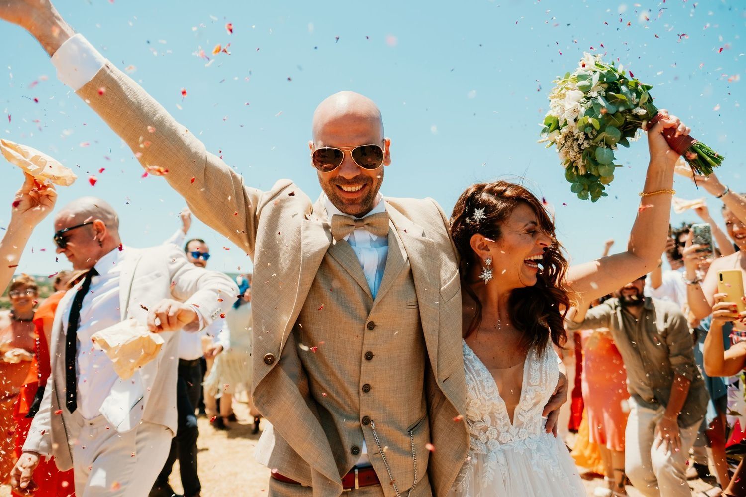 salida novios confeti boda festival wakana lake alegria real sin filtros