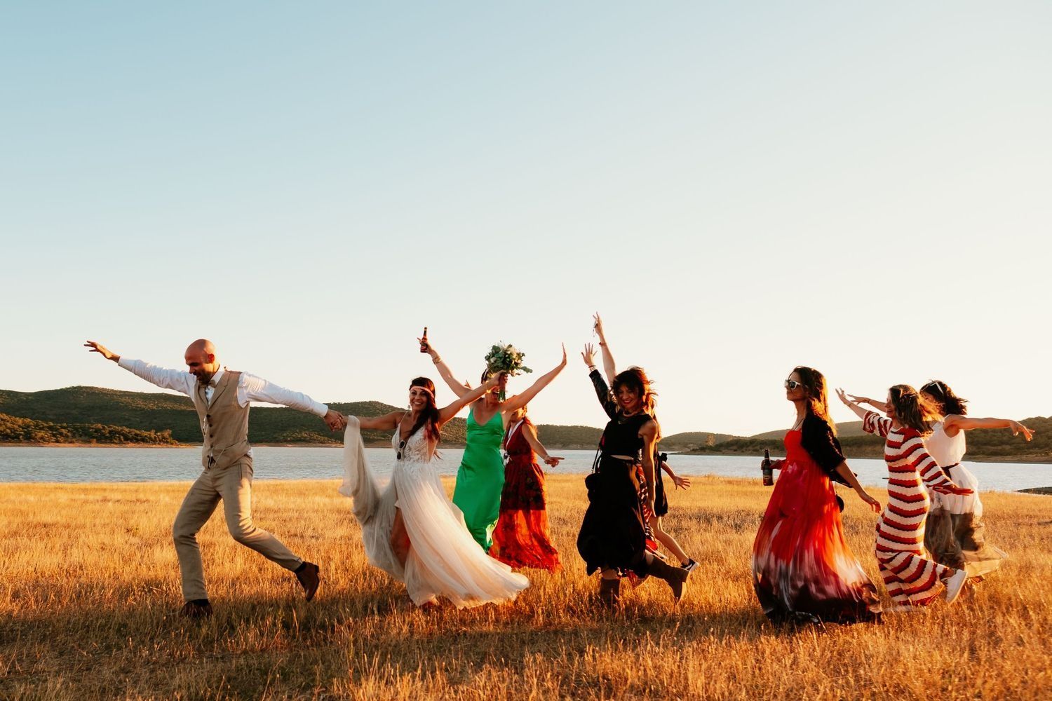 Fotografia inolvidable en Wakana, Adrian y Lorena bailando con sus invitados, Roberto Pecino, fotógrafo en Cádiz y Gibraltar