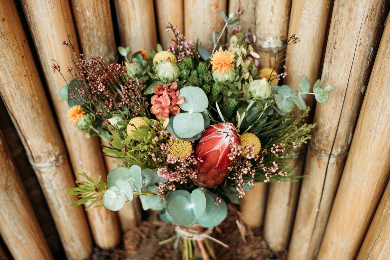 Ramo de novia con flores tropicales