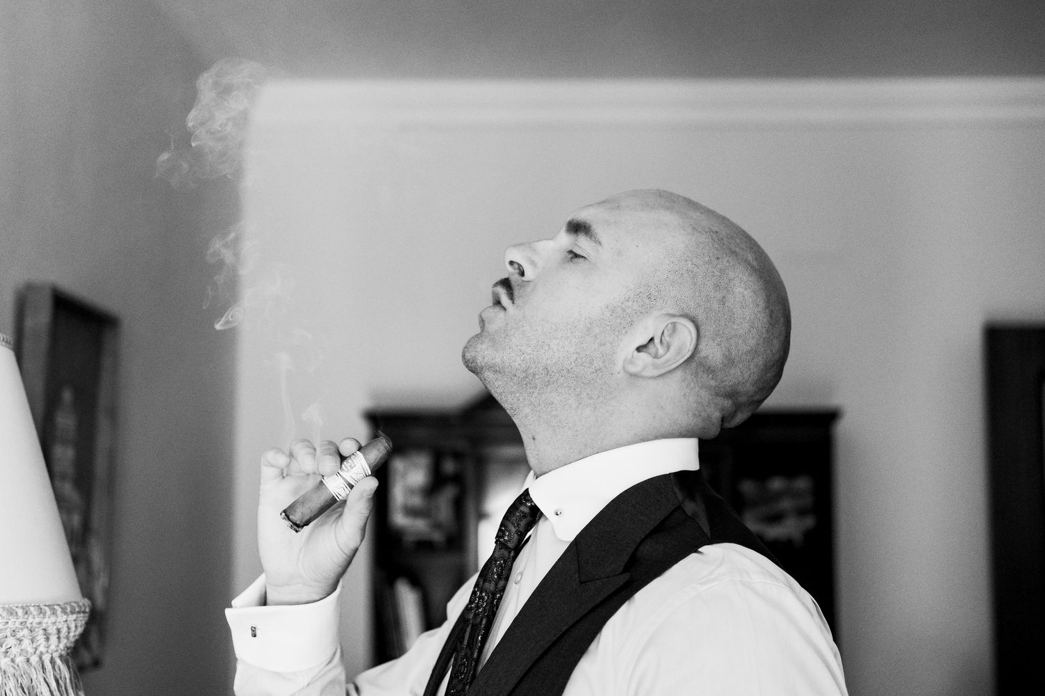 Retrato del novio en blanco y negro antes de la ceremonia