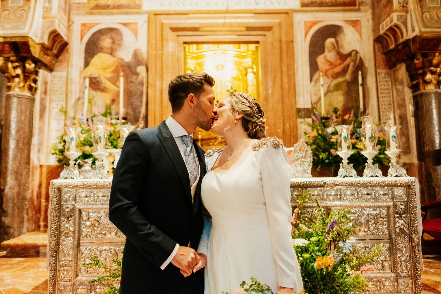 El beso de los novios en la Capilla de la Mezquita, momento espontáneo con iluminación natural tenue