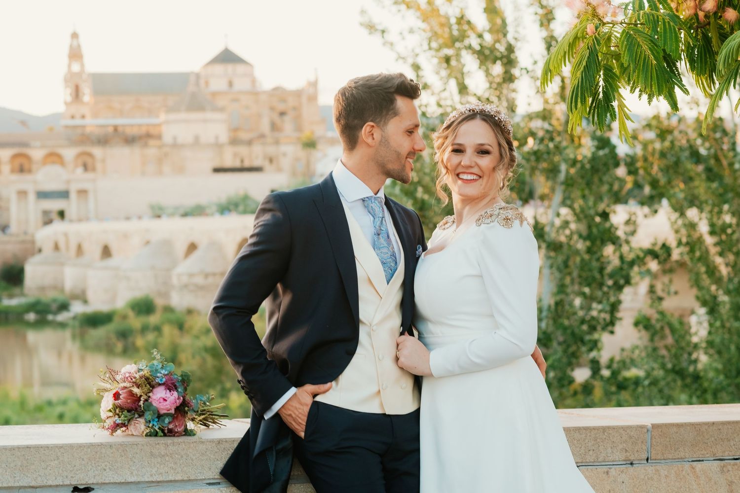 Retrato romántico de Paola y Jesús en la Judería de Córdoba al atardecer, fotografía de boda sin posados.