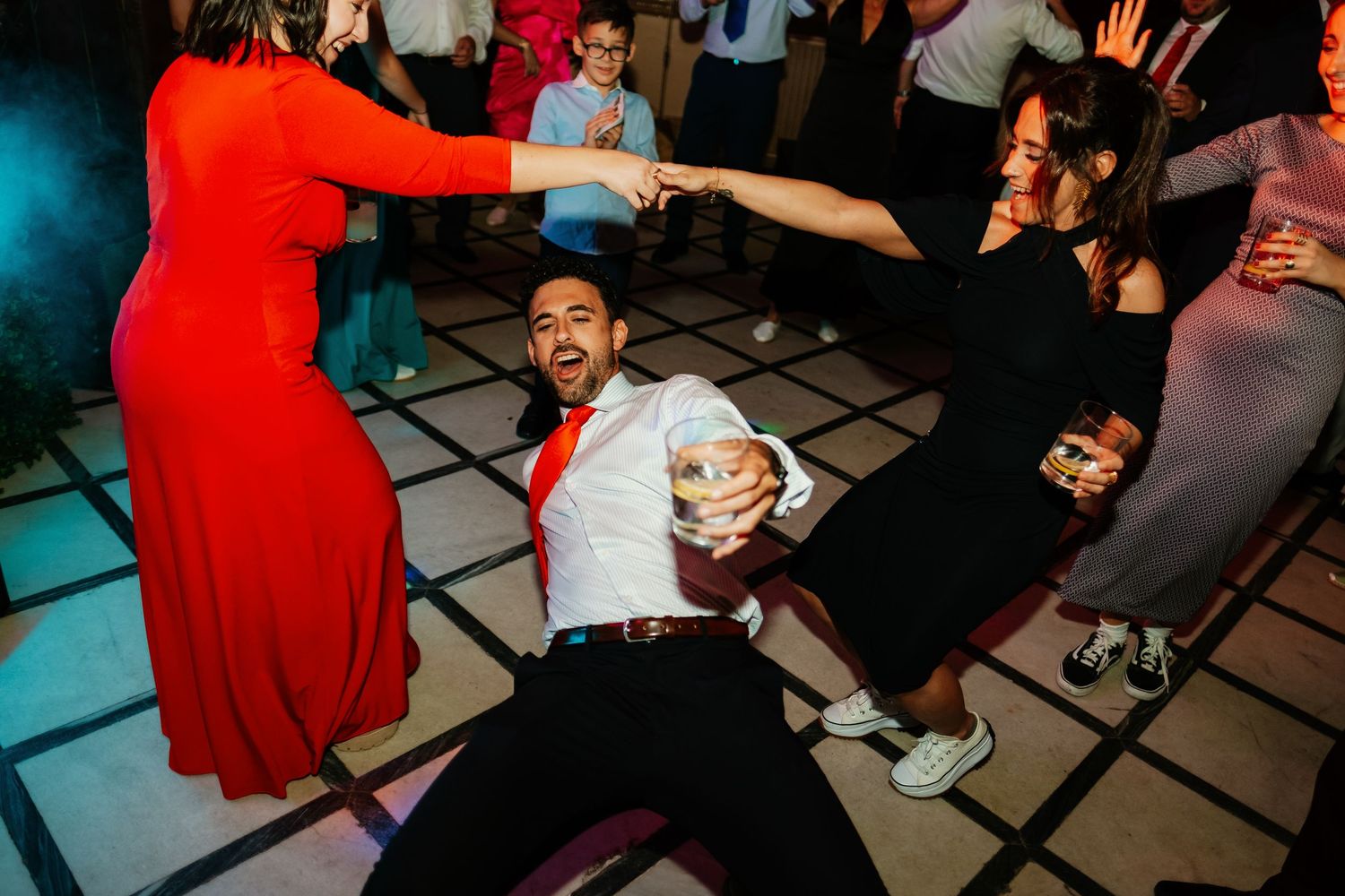 Invitados disfrutando de la fiesta en el Real Círculo de la Amistad, evento coordinado por Protocolo by Lili