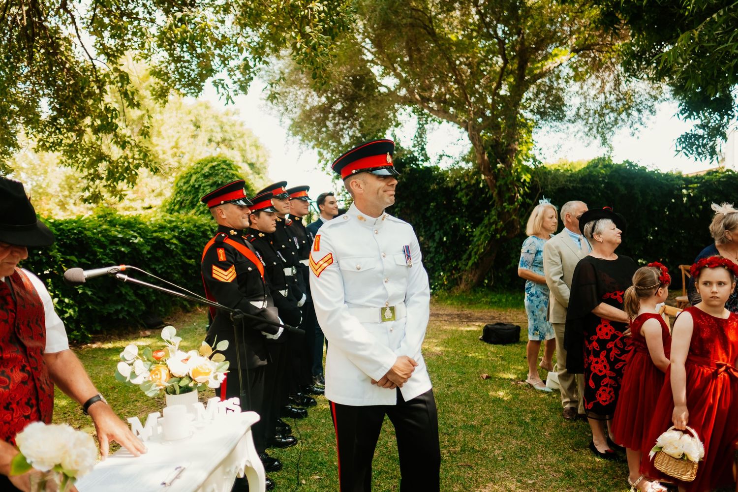 Novio esperando en el altar en los exteriores de Hacienda Almoguera