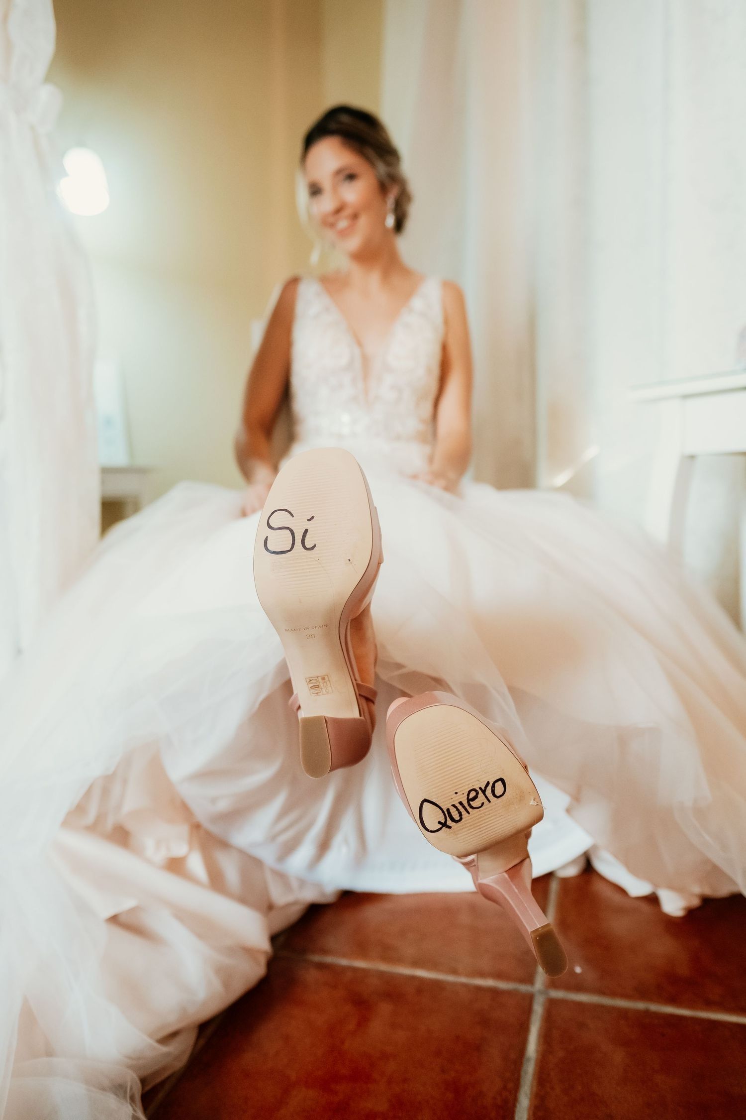 Detalle vestido de novia y zapataos con mensaje María José luz natural verano Los Barrios